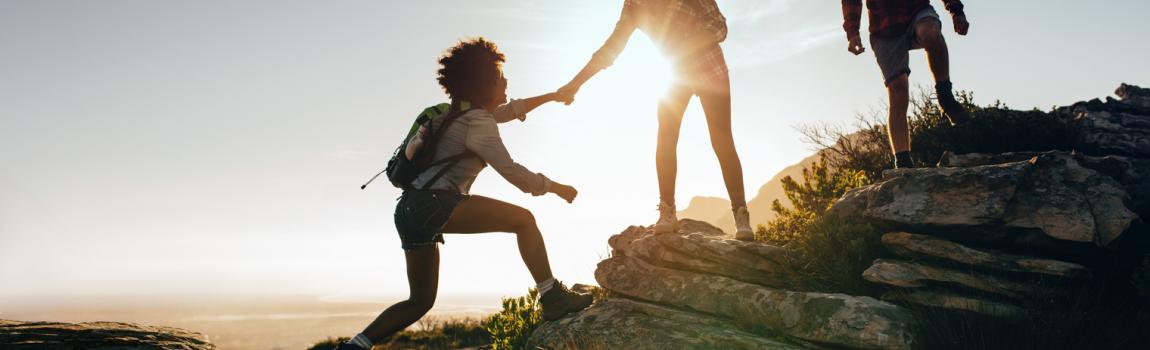 Frauen klettern auf Berg