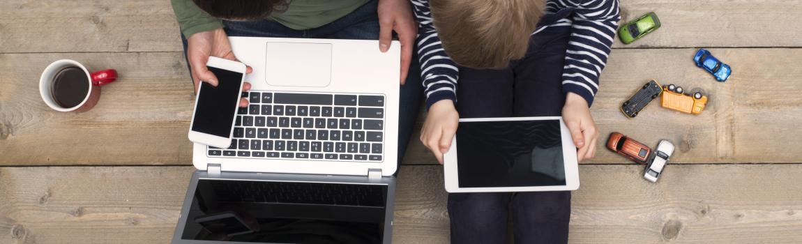 Fotographie von 2 Jungen von oben mit Laptop, Tablet und Smartphone