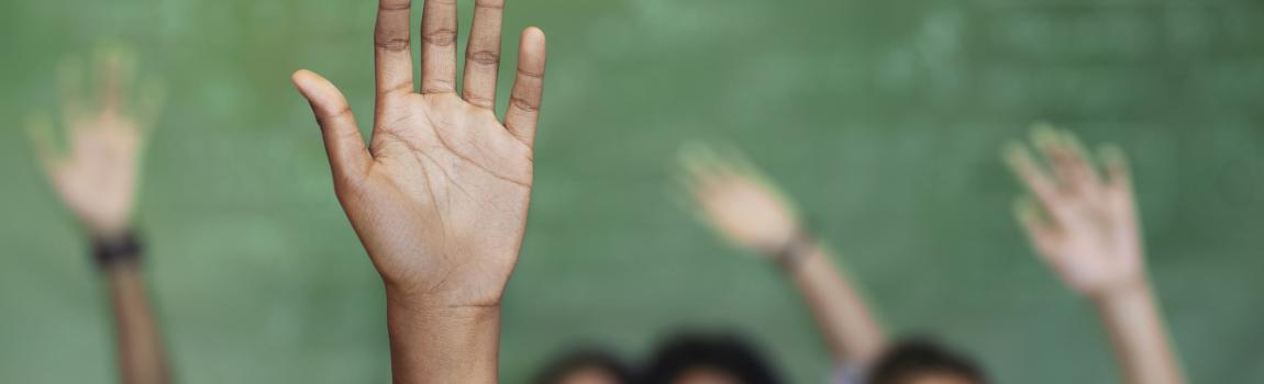 Schülerinnen und Schüler melden sich im Klassenzimmer