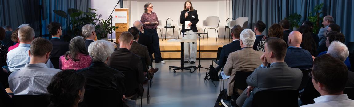 Eröffnung des Dialogforums: Blick zur Bühne