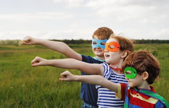 Kinder auf der Wiese als Helden, Copyright: Fotolia/ ulkas