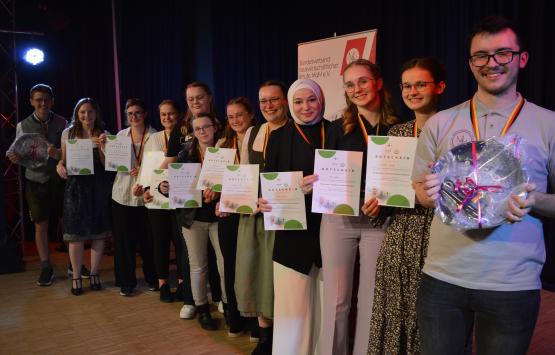 Teilnehmende in einer Reihe mit Urkunden, © MdH