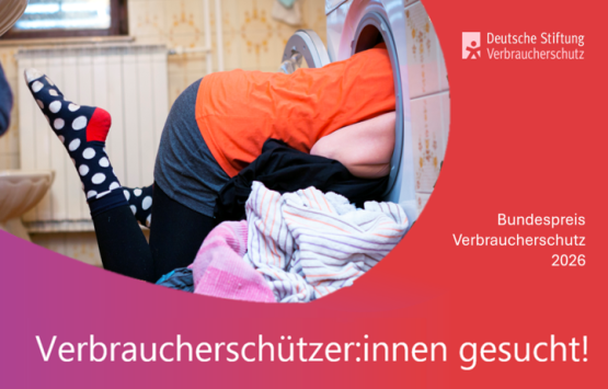 Frau, die in Wäschetrommel nachschaut, (c)iStock.com/CasarsaGuru