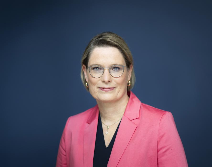 Porträt Dr. Stefanie Hubig, (c) Bundesregierung/Sandra Steins
