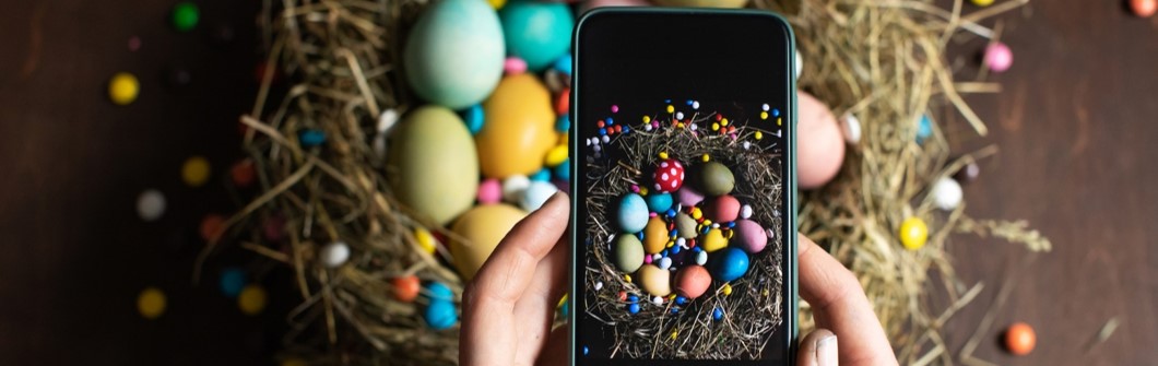 iStock/beorm Osternest wird mit Smartphone fotografiert