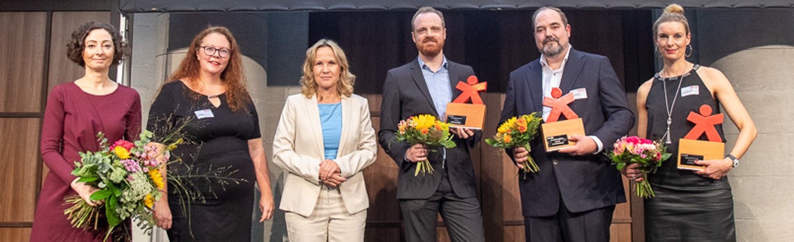 vzbv/ Jan Zappner v.l.n.r. vzbv-Vorständin Ramona Pop, DSV-Geschäftsführerin Julia Marg, Bundesverbraucherschutzministerin Steffi Lemke, Dr. Peter Mayer (SECUSO v. KIT), Thomas Ahlmann (FairWertung e.V.) und Lehrerin Ann-Kristin Erdmann