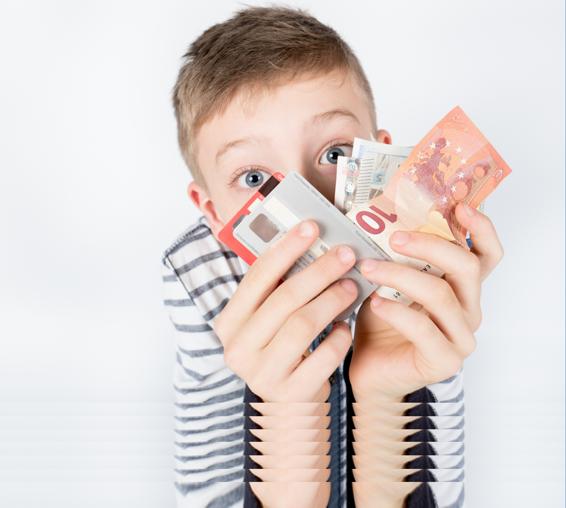 Junge hält Geldscheine, © iStock.com/Eva Foreman