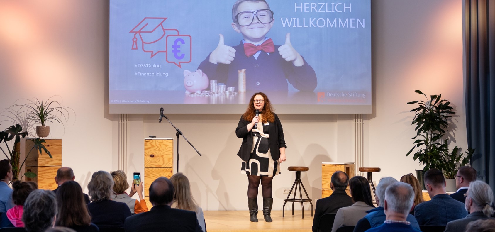 Julia Marg eröffnet auf der Bühne das Dialogforum Finanzielle Verbraucherbildung, Copyright: DSV/ Christian Mang