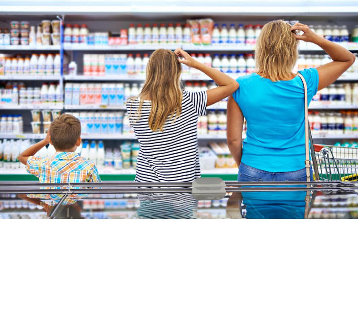Dreiköpfige Familie überfordert vor einem Supermarktkühlregal mit riesiger Auswahl