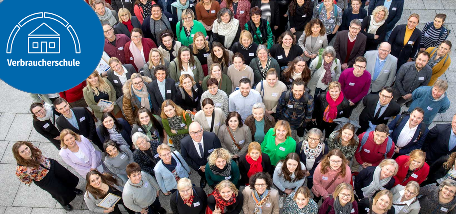 Gruppenfoto von oben: ausgezeichnete Vertreterinnen der Verbraucherschulen 2022