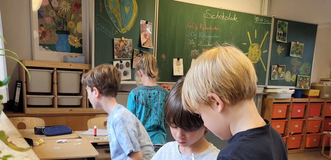 Kinder im Klassenzimmer beim Schokoladen-Workshop