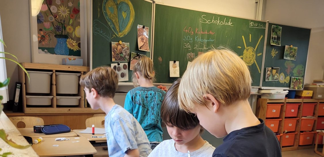 Kinder im Klassenzimmer beim Schokoladen-Workshop