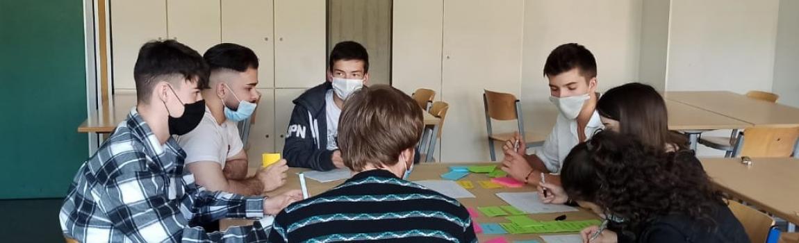 Verbraucherzentrale NRW Schülerinnen bei der Gruppenarbeit für Finanzbildung