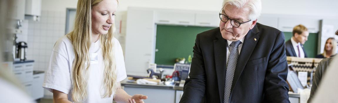 Bundesregierung/Jesco Denzel Schülerin erklärt Bundespräsident Steinmeier Verbraucherbildung