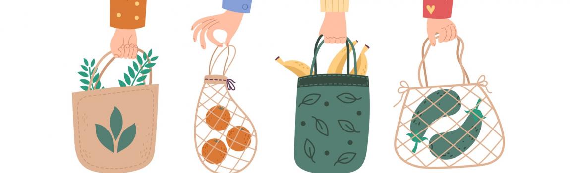 iStock.com/Olga Kurbatova Hände halten Ökotaschen
