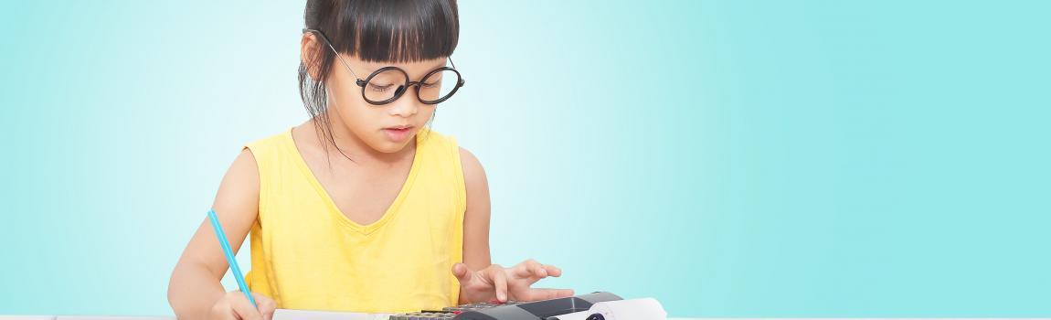 iStock.com/ joey333 Mädchen mit Rechenmaschine Budget+plus