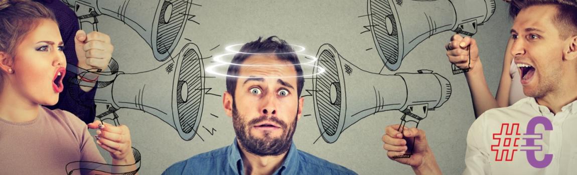 iStock.com/SIphotography verwirrter Verbraucher wird von jungen Menschen mit gezeichneten Megaphonen beschallt