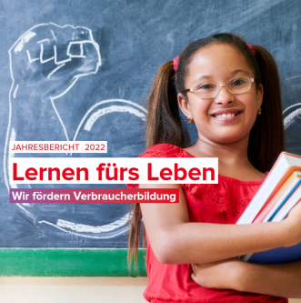 Cover Jahresbericht 2022: Mädchen vor Tafel mit Kreidemuskeln und Büchern, Copyright: iStock.com/ diego_cervo