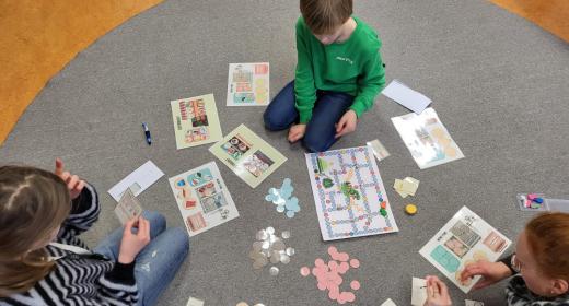 Kinder spielen selbstentwickelten Spieleprototyp, ©VZ Schleswig-Holstein