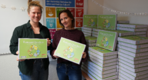 Projektteam hält Spiel in den Händen, ©VZ Schleswig-Holstein