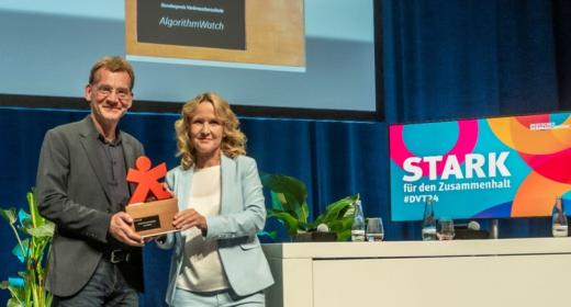 Matthias Spielkamp (AlgorithmWatch) und Bundesministerin Steffi Lemke bei der Übergabe der BundespreisTrophäe, ©Max Schwarzlose/vzbv