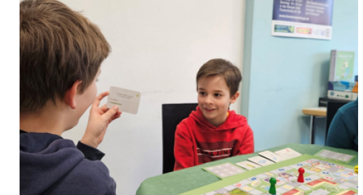 Brettspielspass zweier Grundschüler