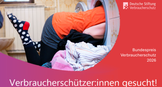 Frau sucht in Wäschetrommel,(c) iStock.com_CasarsaGuru