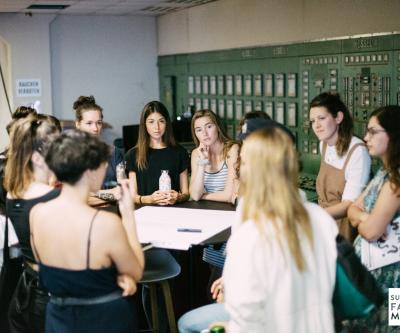 junge Frauen um Tisch herum stehend, (c) Cherie Birkner