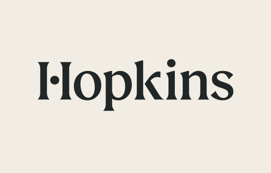 Hopkins Schriftzug auf grauem Untergrund