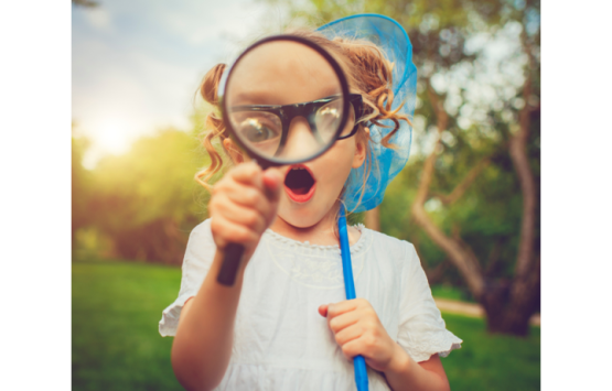 Mädchen mit Kescher und großer Lupe, iStock.com/ArtMarie