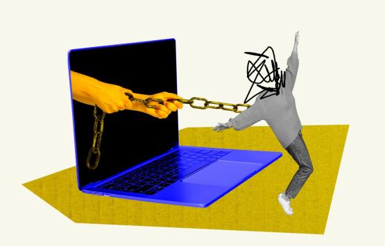 Laptop, aus dem Hände Mädchen an einer Kette ziehen, (c)iStock.com/Deagreez