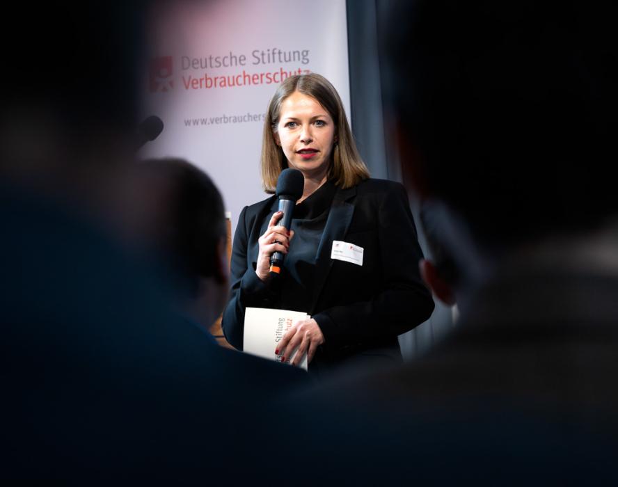 Luise Will begrüßt zum Dialogforum
